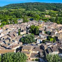 Village de Lourmarin en vue aérienne par drone