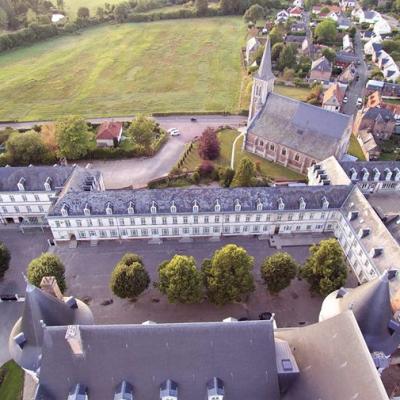 Village de Mesnières-en-Bray en Normandie vue du ciel