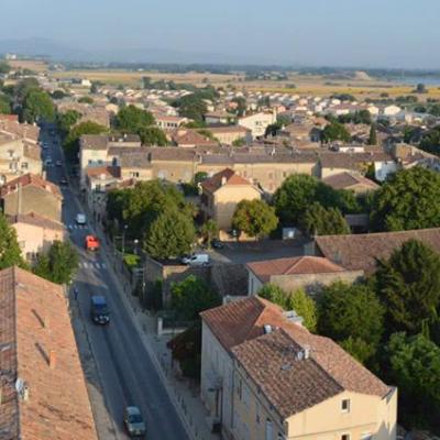 Village de Peyrolles-en-Provence en photo aérienne par drone