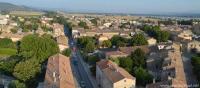 Village de Peyrolles-en-Provence en photo aérienne par drone
