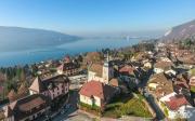 Village de Veyrier du Lac en vue aérienne par drone