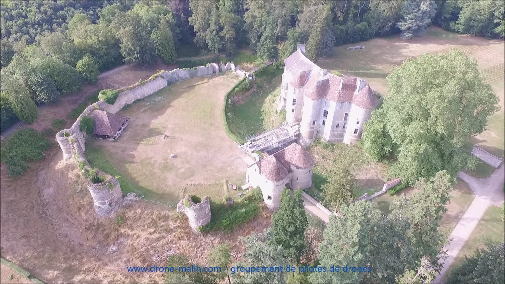 Vue aérienne du château d’Harcourt par drone en Normandie