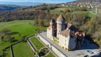 Vue aérienne château Haute-Savoie en région Auvergne-Rhône-Alpes