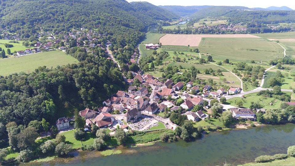 Photographie en vue aerienne de Chalèze dans le Doubs