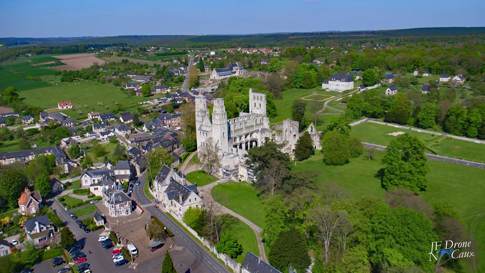 Vue aérienne de Jumièges en Seine-Maritime