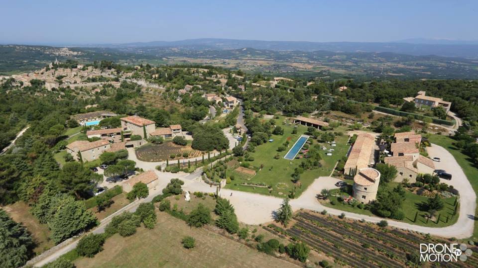 Vue aérienne de la Bastide de Capelongue à Bonnieux dans le Luberon