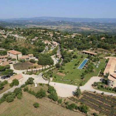 Vue aérienne de la Bastide de Capelongue à Bonnieux dans le Luberon