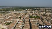 Photo en vue aérienne de la ville Aigues-Morte en Occitanie