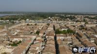 Photo en vue aérienne de la ville Aigues-Morte en Occitanie