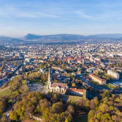 Vue aérienne de la ville d'Annecy, photographiée par un drone