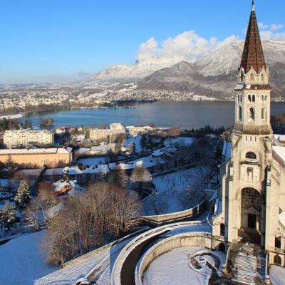 vue aérienne de la Visitation basilique au dessus de la ville et du lac d'Annecy