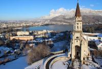 vue aérienne de la Visitation basilique au dessus de la ville et du lac d'Annecy