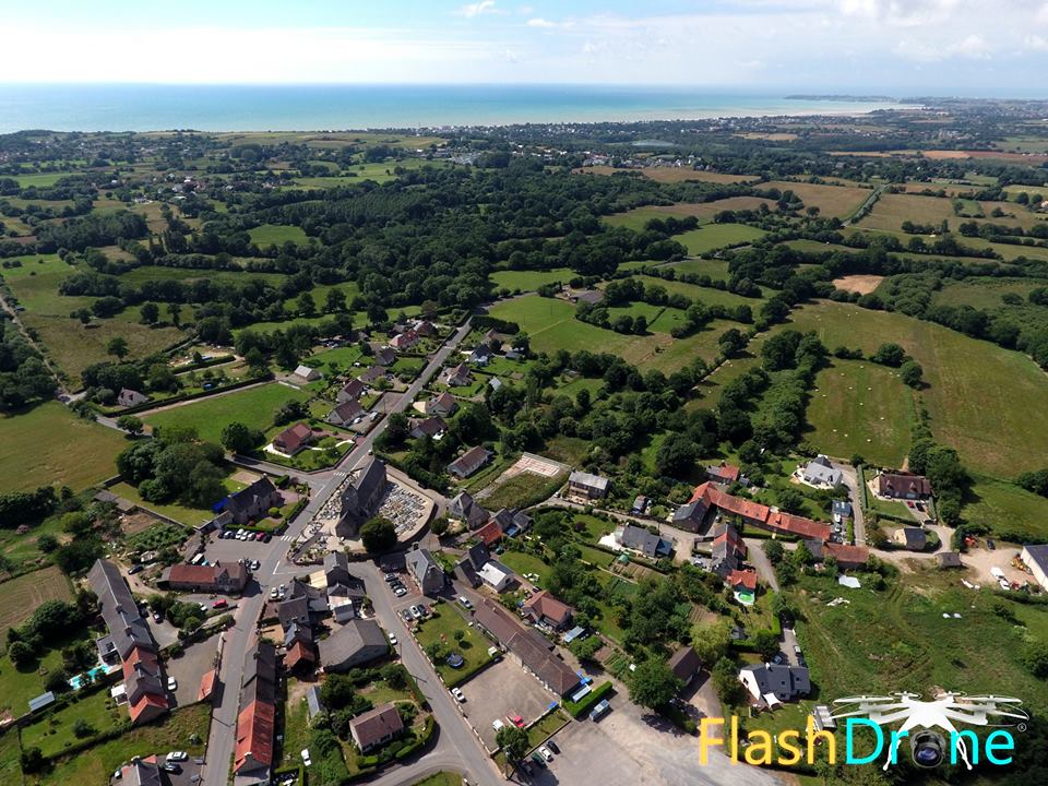 Vue aérienne par drone de Saint-Michel-des-Loups en Normandie