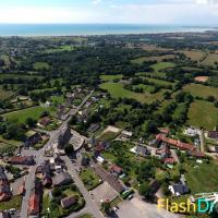 Vue aérienne par drone de Saint-Michel-des-Loups en Normandie