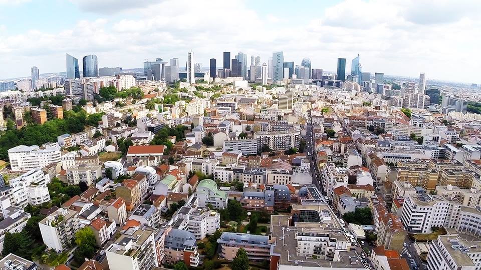 Vue aérienne par drone de Suresnes en Ile de France