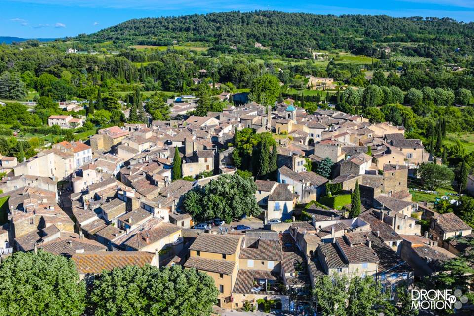 Vue aérienne par drone, village de Lourmarin dans le Luberon