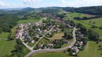 photographie en vue aerienne de la ville de Busy par drone