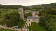 Abbaye du Bec-Bellouin en vue aérienne par drone