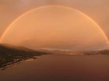 Arc en ciel pris en photo aérienne par un drone