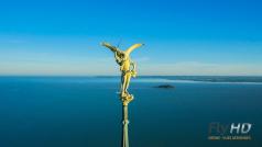 Archange Saint Michel sur l abbaye du mont Saint Michel photographiée par un drone
