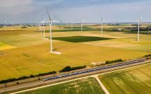 Champs d éoliennes en Eure et Loir photographie de drone