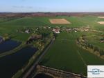 Champs et lacs en vue aerienne de drone