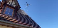 Démoussage par pulvérisation, par pilote de drone