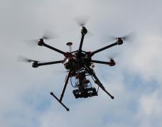 Drone équipe d une camera pour film arien