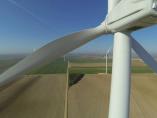 Éolienne photographiée par drone pour inspection et diagnostic