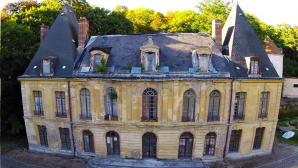 Façade du château d'Issou photographiée par un drone