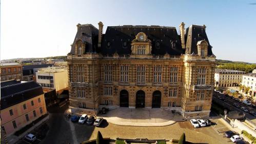 Facade mairie monument ou chateau vue aerienne