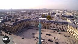 La tour eiffel vue par un drone de la place Vendôme