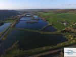 Lacs dans la campagne en vue aerienne de drone