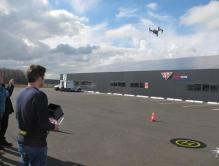 Le drone inspecte les panneaux solaires