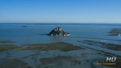 Le mont Saint Michel et sa baie vue du ciel par drone