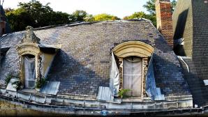 Lucarne sur toiture du château d'Issou photo prise par drone