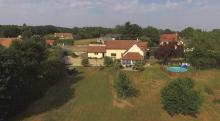 Maison en vente filmée par un drone en vue aérienne