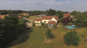 Maison filmée par un drone en vue aérienne dans l'Eure