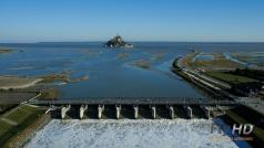 Mont Saint Michel et son barrage en vue aérienne