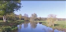 Photographie d une rivière proche Evreux par un drone