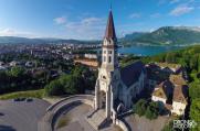 Photo aérienne basilique au dessus de la ville et du lac d'Annecy