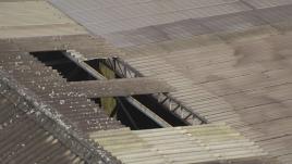 Photo aérienne d inspection par pilote de drone d'une couverture sur bâtiment 