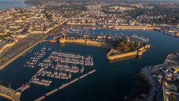 Photo aérienne de ville par drone en Bretagne