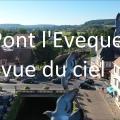 Un drone filme Pont l’Évêque dans le Calvados en Normandie