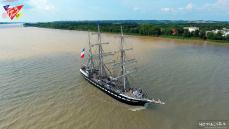 Photo aerienne par pilote drone bordeaux le belem au depart de blaye