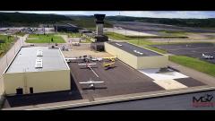 Photo d un drone au dessus d un aéroport et avions