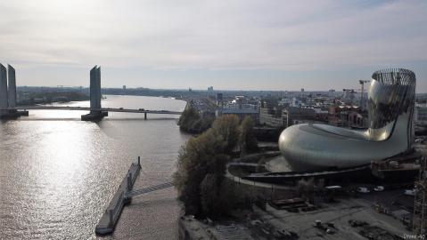 Photo de bordeaux et la garonne en vue aérienne par drone