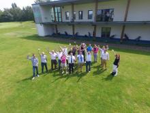 Photo de groupe en vue aérienne par drone