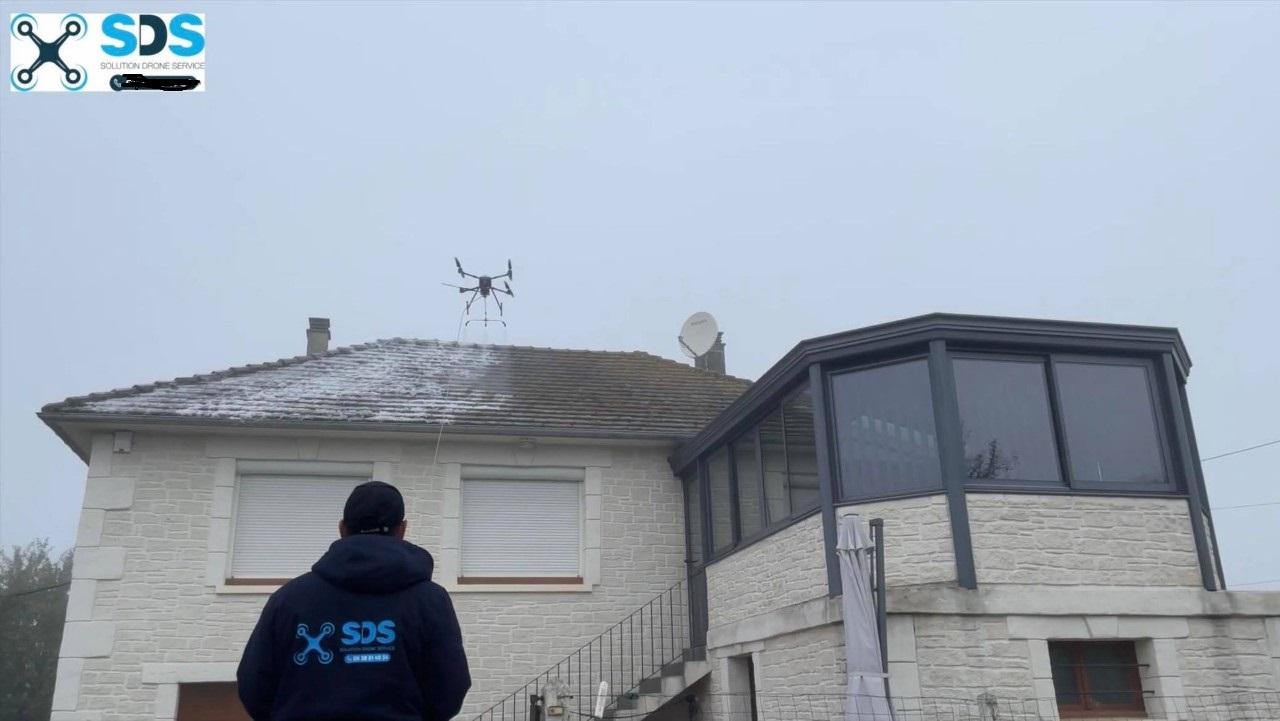 Utiliser un drone pour le démoussage des toitures peu accessibles
