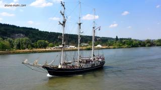 Photographie aérienne par drone bateau sur la seine